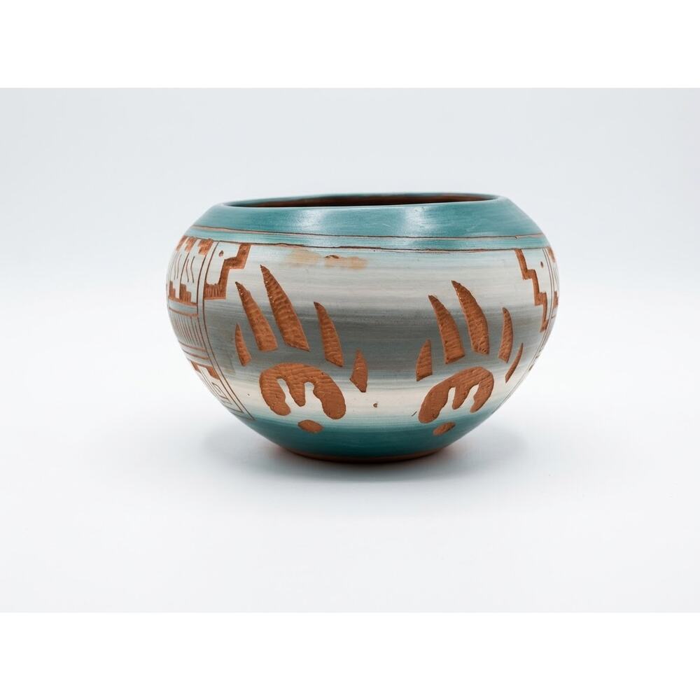 Vintage Navajo Etched Pottery Bowl Signed T.C. Dineh - Large Bear Paws Pot - Picture 2 of 8